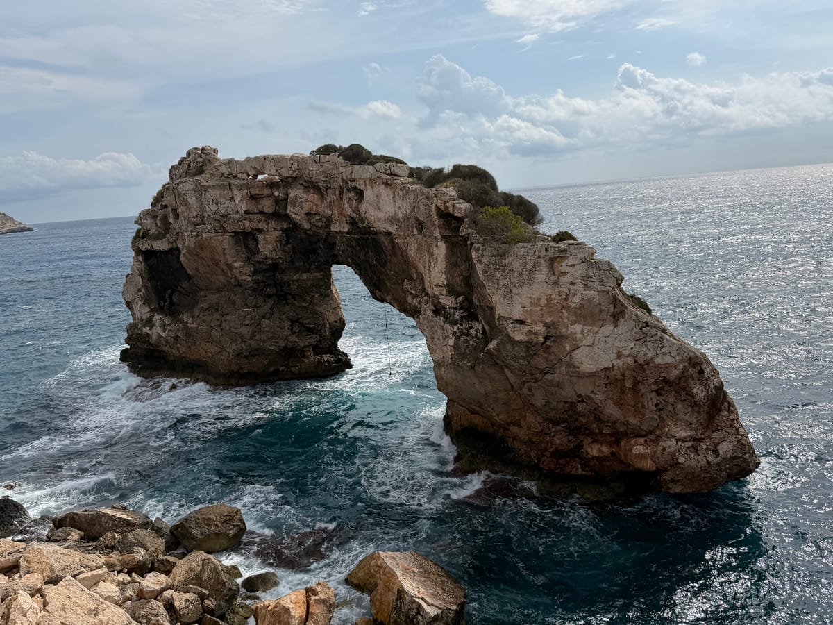 Mallorca Tag 3: Pferde, Gleichgewicht und ein Felsentor – Rolf Schaffner im Süden Mallorcas