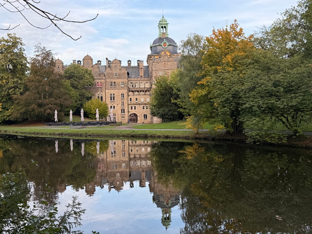 Götter, Geraubte und ein Baukran – Abendlicher Spaziergang durch Bückeburg
