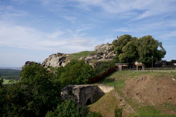 Sandsteinhöhlen und Burg Regenstein